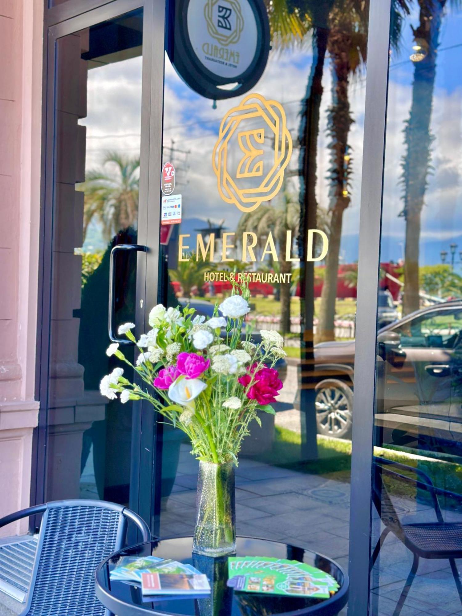 Emerald Hotel 巴统 外观 照片
