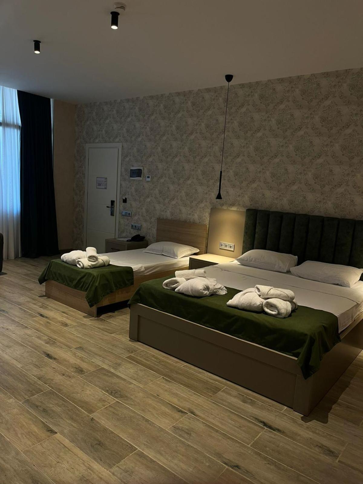 Emerald Hotel 巴统 外观 照片