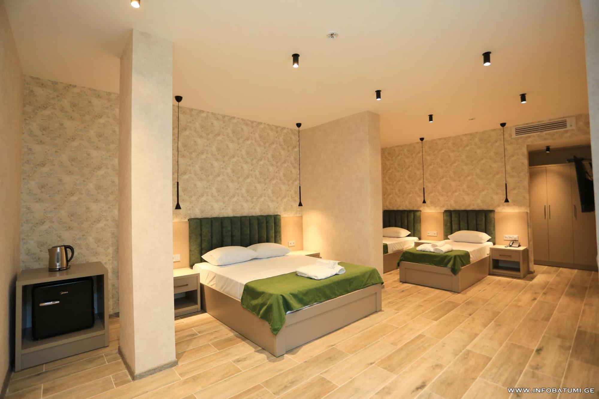 Emerald Hotel 巴统 外观 照片