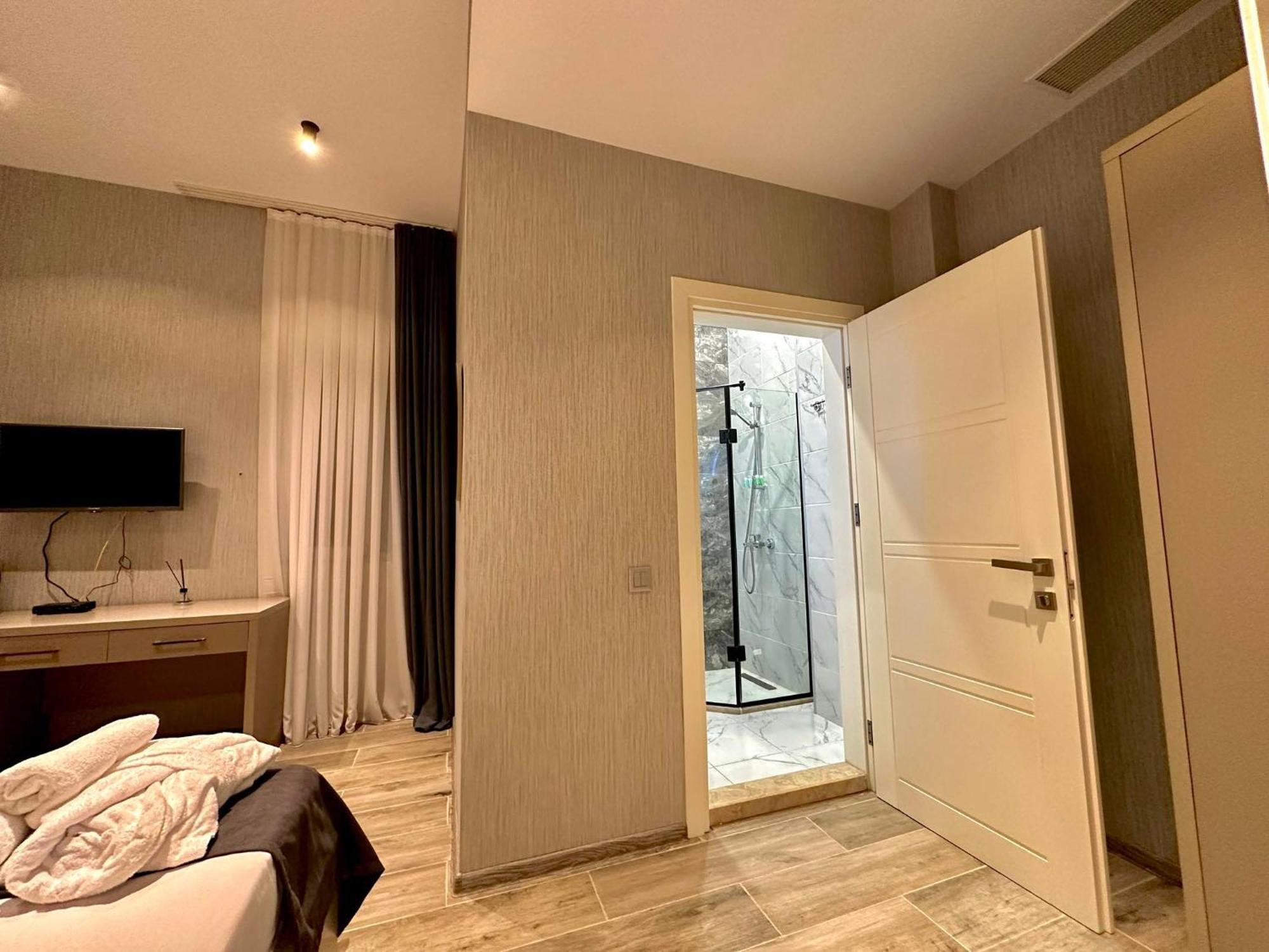 Emerald Hotel 巴统 外观 照片